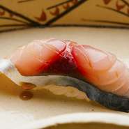 神奈川県の松輪で一本釣りされる高級品の『松輪サバ』。軽く酢でしめてから、旨みを出すために一日寝かせて食べやすい味わいに仕上げています。『松輪サバ』が旬を外れる時期は、九州産などを厳選しています。