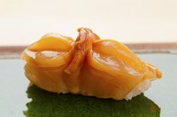 『赤貝』は、最高級品とされる宮城県名取市の「閖上赤貝」だけを仕入れています。身が大きく肉厚で、口に入れた瞬間に、赤貝ならではの風味と弾力のある食感が楽しめます。貝好きから大好評を得ている一皿です。