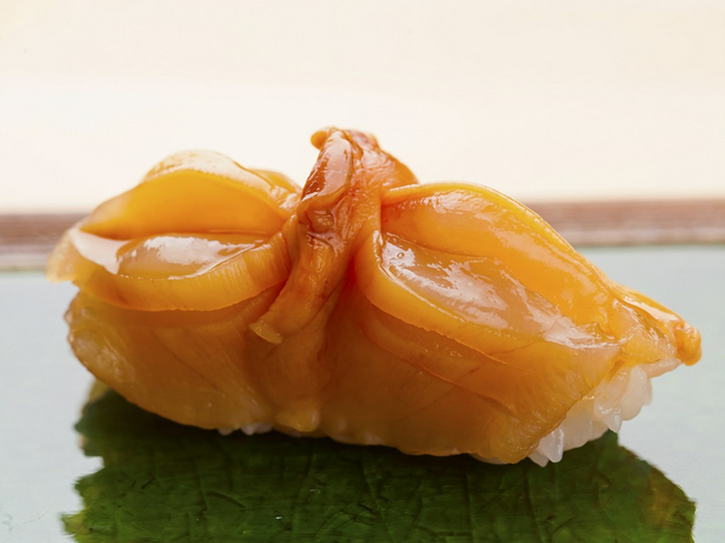 肉厚で弾けるような食感が楽しめる閖上産『赤貝』