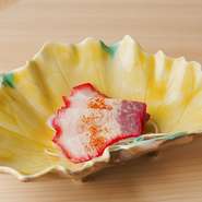 函館の漁師の方から直接仕入れている『鯨のベーコン』は、ほどよく脂がのっていて美味しいと評判です。