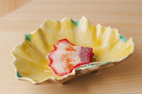 脂がしっかりのった上質なものが食べられる『鯨のベーコン』