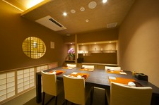 120分飲み放題付コース。
個室利用限定の為、周囲を気にせず、寛ぎの空間で心ゆくまでお楽しみ下さい。