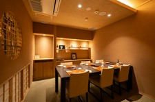 120分飲み放題付コース。
個室利用限定の為、周囲を気にせず、寛ぎの空間で心ゆくまでお楽しみ下さい。