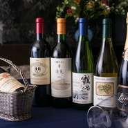 北海道産、フランス産を中心に厳選したワインが20種。ほかにもメインセラーには珠玉のワインが100種以上スタンバイ。『魔王』『森伊蔵』『村尾』など全国から選りすぐった20種ほどの焼酎も揃っています。