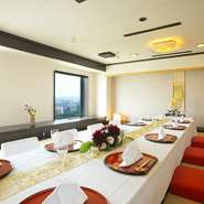 和洋個室（掘りごたつ・テーブル・椅子）、大人数で利用できる大部屋・ホール、カウンター席ともすべて窓に面しています。心地よい空間と羨望の景色が、目の前のひと皿も、ともに過ごす時間も格上げしてくれます。