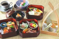 焼物・刺身・揚物・蒸し物・温物・冷菜・ご飯・椀・水菓子・コーヒー
＊前日の昼12時までに要予約（これ以降のご予約は直接店舗へお問い合わせください。）2026年4/1日～5/10まで期間販売中止とさせていただきます。