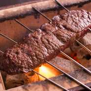 『和牛の炭火焼き』も人気の逸品料理。タラバ蟹や三元豚など、北海道の美味を炭火で焼き上げます。