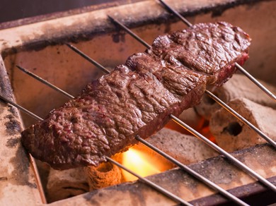 とろけるような肉をあますところなく炭火焼きで