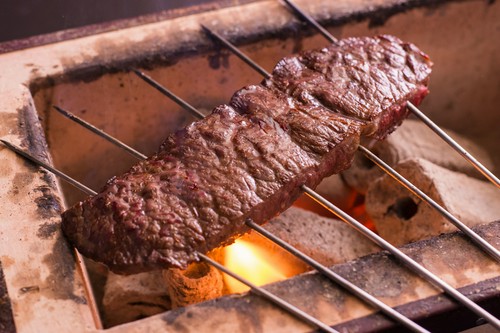 とろけるような肉をあますところなく炭火焼きで