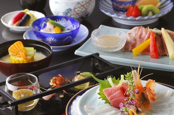 北海道を始め、全国から旬の食材を取り寄せコース料理に仕立てます。