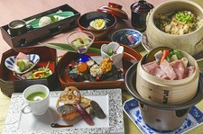旬の食材を豪勢に惜しみなく盛り込み職人の技で仕上げるコース