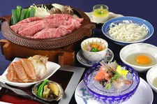 北海道を始め、全国から旬の食材を取り寄せコース料理に仕立てます。