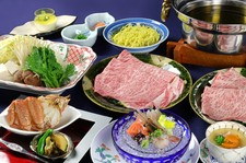 北海道の海鮮、毛蟹や牡丹海老、あわび、活帆立、雲丹などを楽しめる贅沢なコース