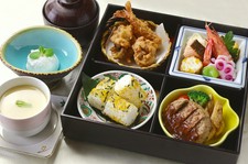 北海道を始め、全国から旬の食材を取り寄せコース料理に仕立てます。
