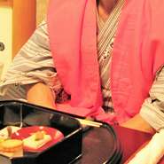 以下の3点をサービスいたします。
●乾杯用スパークリング　●ちゃんちゃんこ　●ホテル・パティシエ特製ケーキ（ケーキの上に乗るチョコプレートに簡単なメッセージを入れることができます。ご予約時にご相談ください。）

※3日前までの要予約　※お一人様料金です。　※4名様より承ります。　※個室をご希望のお客様はお申し付けください。　※写真はイメージです。　※サービス料込・税込