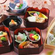 以下の特典をご用意いたします。
●乾杯用スパークリング（又はノンアルコールカクテル）
●花束（ブーケタイプ）
●ホテル・パティシエ特製ケーキ
　（ケーキの上に乗るチョコプレートに簡単なメッセージを入れることができます。ご予約時にご相談ください。）

※お一人様料金です。
※2名様より承ります。

※写真はイメージです
<サービス料込・税込>