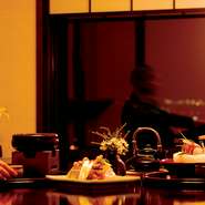 ●3日前までの要予約　●お一人様料金　●2名様より承ります　●ご利用2時間（ドリンクラストオーダー30分前）　※写真はイメージです　※ランチ、ディナーともに対応可能です。　※仕入れの状況により料理内容が一部変更になる場合がございます。　<サービス料込・税込>