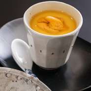 札幌に来た頃、北海道の食材でちょっと変った茶碗蒸しをつくりたくて始めたもの。玉葱の形はないのに玉葱いっぱいの味がする茶碗蒸しです。日本料理の枠を少しだけ超えた、驚きある味をお楽しみください。