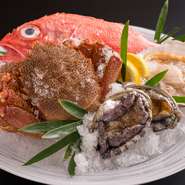 写真は活あわび、きんき、活毛蟹、帆立貝ですが、浜直送の北海道産だけにこだわることなく、全国から美味しいものを仕入れるルートを確保しています。季節に合わせて天然ウナギやふぐなど、数多く仕入れます。