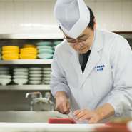 できる限りお客様のご予算にはお応えしたいと思っておりますし、お客様と多くのお話ができるよう、テーブルに伺わせていただいています。それぞれのご宴席に合わせたお料理でおもてなしいたします。