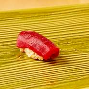 先付、お造り、焼物などをお召し上がり頂き、握りは10カン前後の旬の食材をコース仕立てでお召し上がり頂けます。【約15品前後】
「シャリは小さめで」など職人にお気軽にお伝え下さい。 
