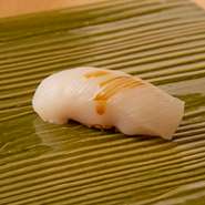 大人ための上質な空間です。経験豊富な職人が旬の食材でおもてなし致します。接待など、大切な方をお招きする際にご活用くださいませ。暖簾で仕切られたテーブル席もございます、ご予約の際お申し付けくださいませ。