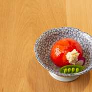 “寿司店でも野菜をうまく取り入れられないか”と、考案されたメニュー。フルーツトマトを中心に、道産の野菜を散りばめた鮮やかなサラダ。山わさびの風味が程よいアクセントを効かせています。