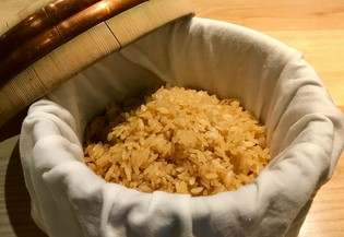 試行錯誤の末たどり着いた、稽司こだわりの『赤酢のシャリ』