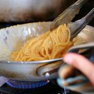 食材は“良いもの”を使用し、下処理や調理に時間をかけて丁寧に作ります。メニューによっては、毎日5時間かけて完成させるお料理もある程です。誰でも気軽に食事が出来るように、どのメニューもお手頃な価格です。