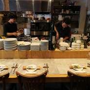 シェフの調理場が店の中央にあり、お客様の様子を確認できる造りなので、行き届いたサービスができます。お客様は近所の方や常連の方が多く、どこかくつろげる雰囲気です。