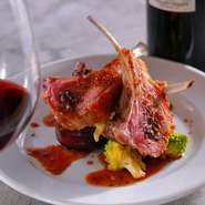 お客様は地元の方が多く、ご夫婦で良く利用しています。店内は古くて趣のある建物をリノベーションした、オシャレな内装なので、デートに最適な空間です。