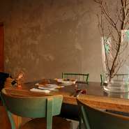 店内は、木の温もり溢れるつい長居したくなるおしゃれな空間。カウンター越しに気さくなスタッフと会話をたのしんだりと、いつもの女子会もより盛り上がります！！