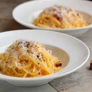 『ローマ風カルボナーラ』では、イタリア産のチーズでペコリーノロマーノを使用。この素材は香りが良く、削りながらまぶす事でパスタの濃厚な風味を引き立ててくれます。本場イタリアの味を楽しめる食材です。				