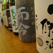 ビールやワインなど、ドリンクも種類豊富に取り揃っています。上質な魚をつかった料理には、美味しいお酒が必要不可欠。中でも日本酒は、各地の銘酒が勢ぞろい。鮮魚とのマッチングは格別なものです。