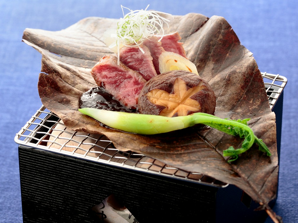 旬の食材を絶妙な火加減で焼き上げる一皿。『焼物（黒毛和牛朴葉味噌焼き）』