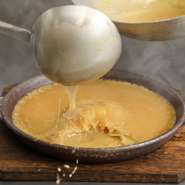 自慢の白湯スープは、素材の厳選から細やかな仕込み手順、火のタイミングまで料理長が大切に守ってきた味と技術と心意気の結晶。この味を目当てに通い詰めるリピーターも多数。