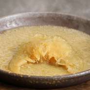 滋味旨味が凝縮された伝統の味『ふかひれの煮込み 白湯スープ』1/2枚