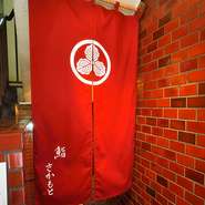 銀座駅からほど近く、ビルの地下に佇む隠れ家的な雰囲気漂う鮨屋。紋をあしらった暖簾をくぐれば、美しさ・香り・味わいなど五感で楽しむことができる店主こだわりの一貫に出合えます。