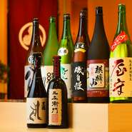 日本酒は、鮨に合わせ店主と利き酒師が厳選しています。蔵元にこだわらず、新潟や福井など日本各地の銘酒が勢ぞろい。辛さや香り、のどごしなどそれぞれに異なる風味や味わいを飲み比べてみてはいかがでしょう。