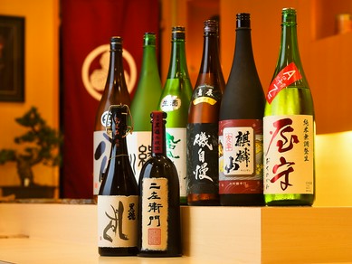 日ごと変わる品ぞろえ、鮨の味わいを引き立てる各地の銘酒