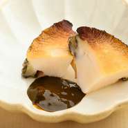 「マダカアワビ」や「クロアワビ」など肉厚な鮑を厳選しています。「煮」ではなく、「蒸」ことでふっくらとした身の仕上がりと柔らかさの両方を食すことができる至高の一皿。肝のソースと一緒にいただきます。