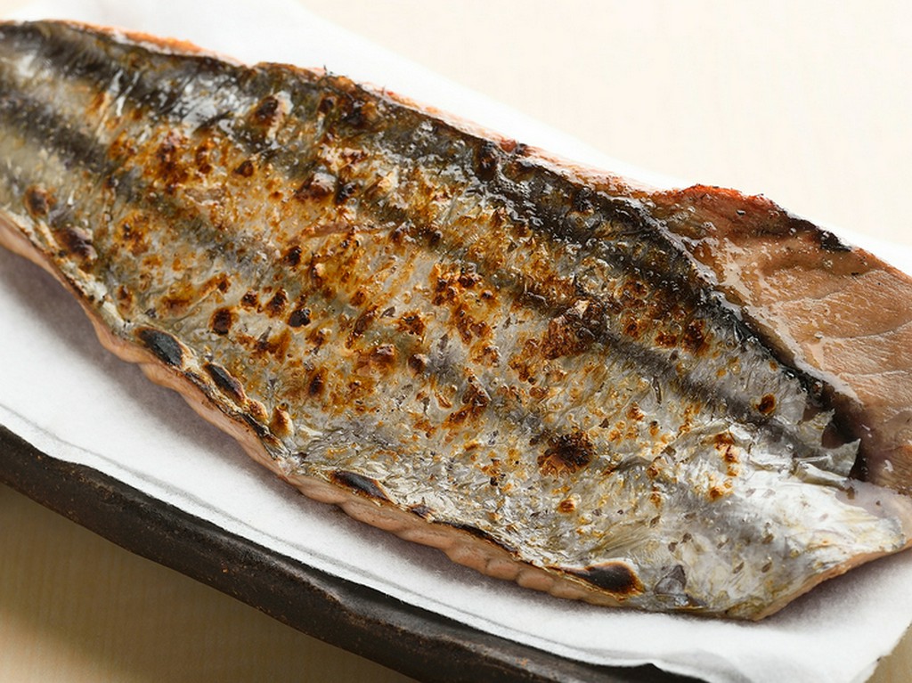 藁で燻され、食欲くすぐる香ばしい香りを纏った『鰹の藁たたき』