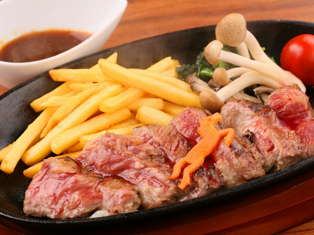 刺身とは違う香ばしい味わいを『本日の百萬馬力レアステーキ』