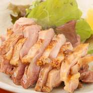 肉の旨みが非常に強い「薩摩地鶏」。実は皮も美味しいので、それを火に炙り霜降りにした「焼霜づくり」でご賞味下さい。一度食べるとクセになります。これを食べるとあなたも「颯楽」の常連に…