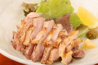 肉の旨みが非常に強い鹿児島直送「薩摩地鶏のたたき」