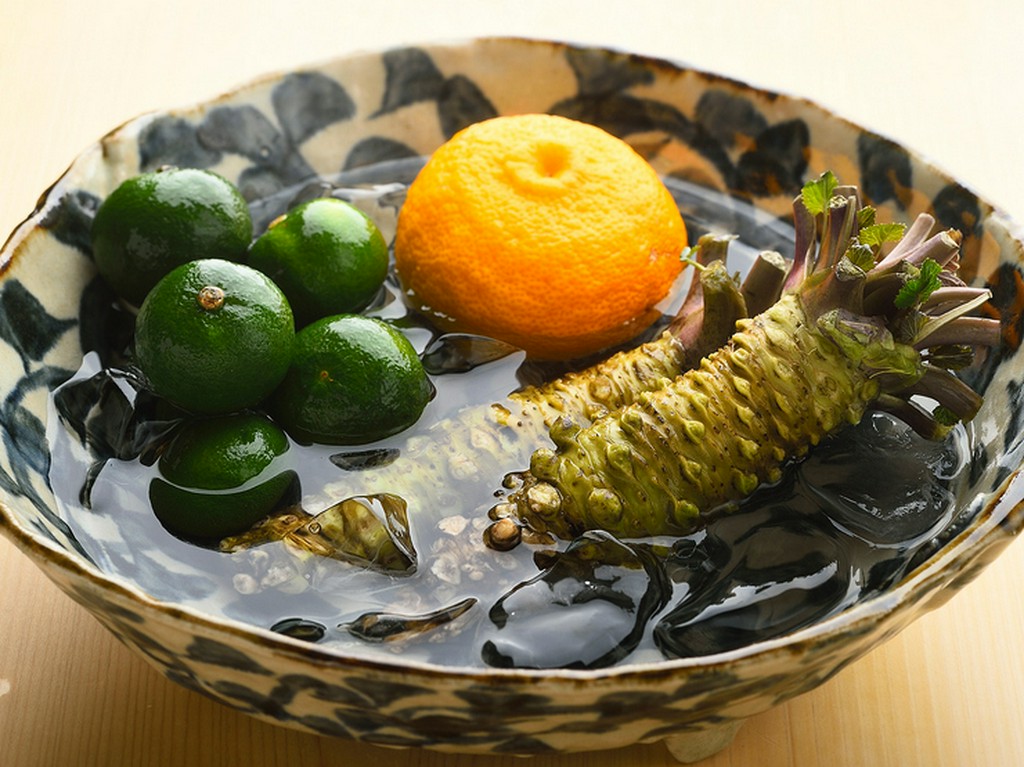 毎日築地で厳選される魚介類や、天城産最高級山葵