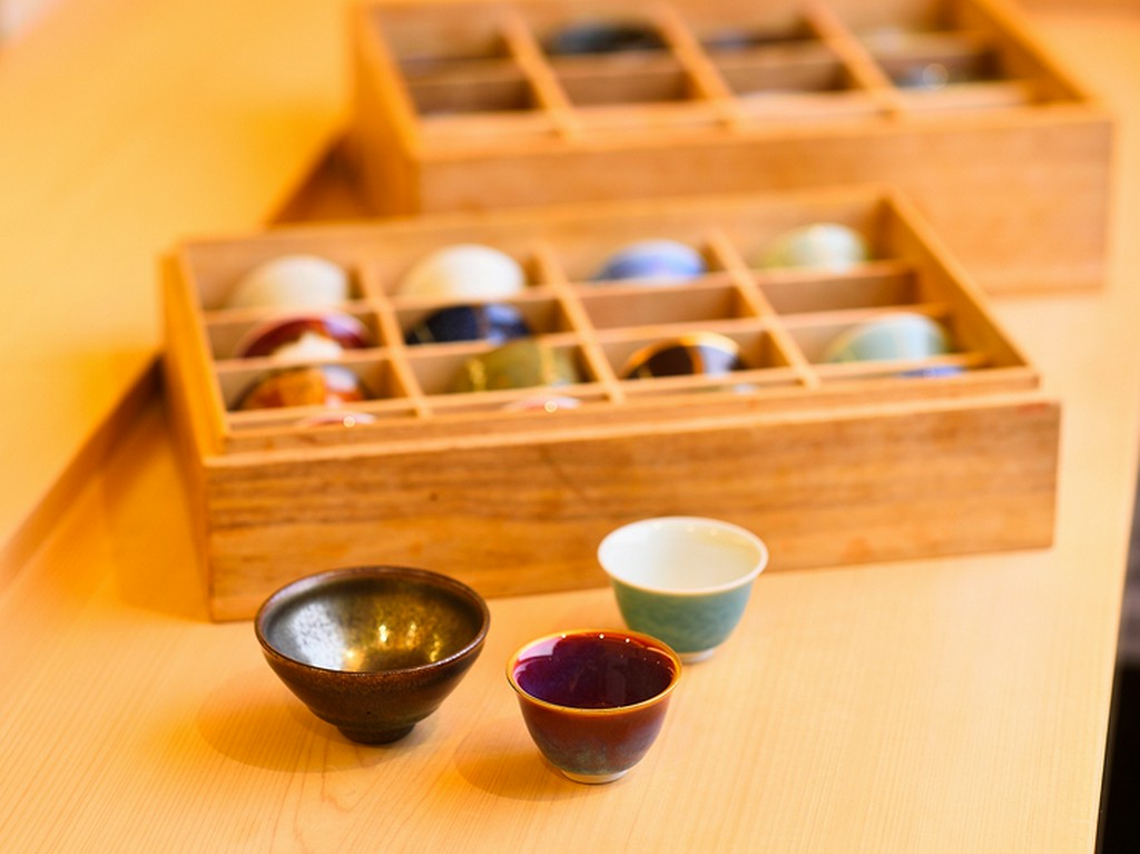 料理をより一層引き立たせるお皿や酒器にもこだわりあり