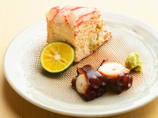 素材の良さを生かした定番料理『毛蟹　タコ桜煮』