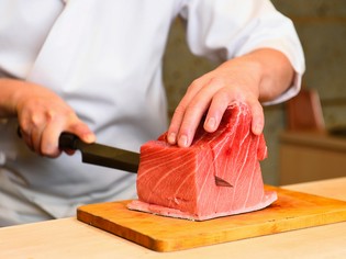 魚介類は築地での仕入れオンリー。自分の目で見て、厳選