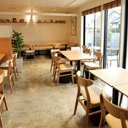 白を基調とした、ナチュラルで居心地のいい雰囲気を演出する店内。昼は、大きな窓から暖かい日差しが注がれ、夜は温かい照明が店内を照らします。肩ひじ張らずにくつろげるイタリアンレストランです。